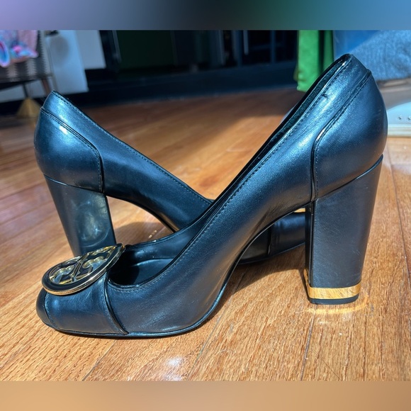 Tory Burch Black Pumps with Gold Logo high heel size 8 - Picture 2 of 10